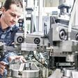 Arbeiter bei Produktion in Schaeffler-Werk