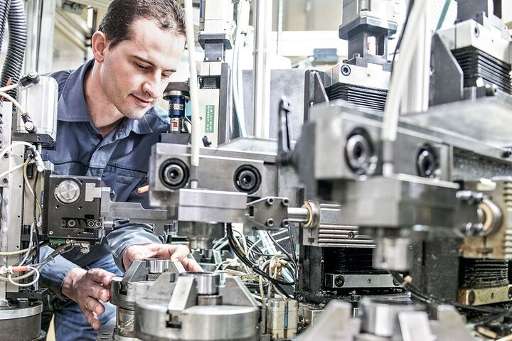 Arbeiter bei Produktion in Schaeffler-Werk
