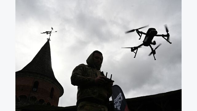 Download von www.picturedesk.com am 23.10.2025 (13:44). A Ukrainian serviceman operates a drone during the ?Wild Drones' drone racing competition, which simulates combat conditions, in Kamianets-Podilskyi, Khmelnytsky region on October 5, 2025, amid the Russian invasion of Ukraine. (Photo by YURIY DYACHYSHYN / AFP) - 20251005_PD21077 - Rechteinfo: Rights Managed (RM) Nur für redaktionelle Nutzung! Werbliche Nutzung erfordert Freigabe: bitte schicken Sie uns eine Anfrage.