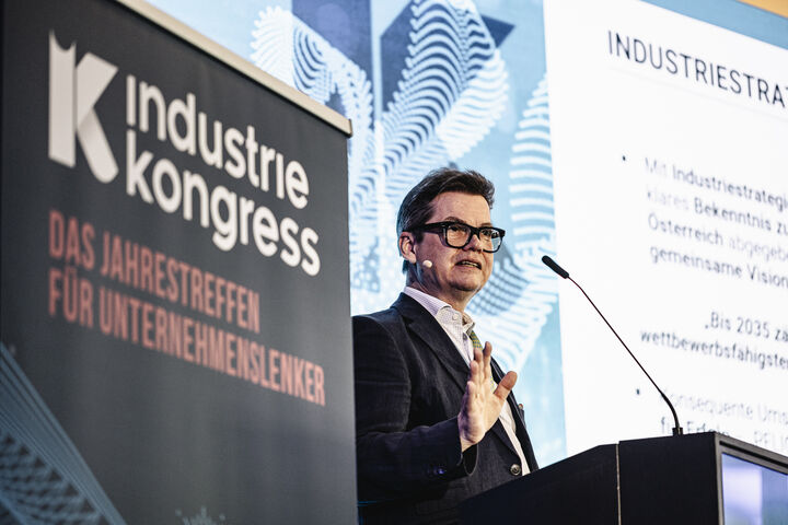 Christoph Neumayer auf der Bühne des Industriekongress 2026