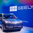 Geely EX5 auf einer Präsentationsbühne mit großem Geely-Logo im Hintergrund