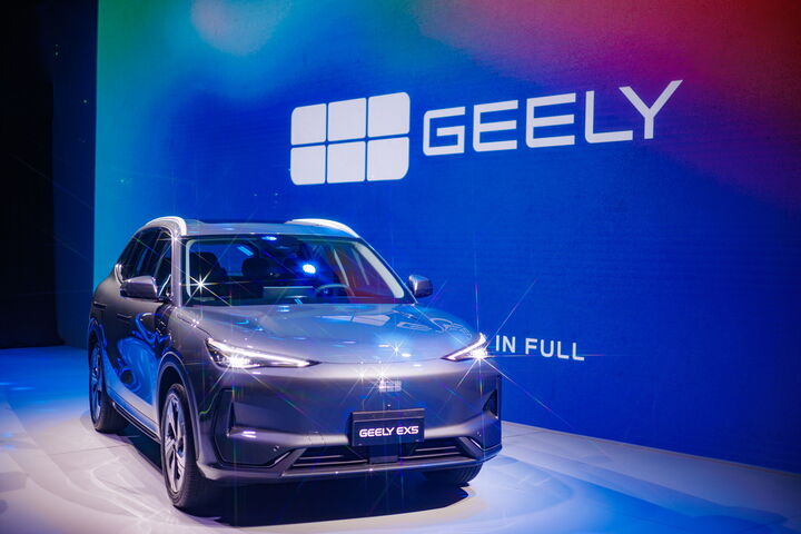 Geely EX5 auf einer Präsentationsbühne mit großem Geely-Logo im Hintergrund