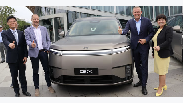Landeshauptmann Mario Kunasek und Landeshauptmann-Stellvertreterin Manuela Khom (r.) sehen in der ausgeweiteten Xpeng-Produktion bei Magna Steyr in Graz ein positives Signal für den steirischen Industriestandort.