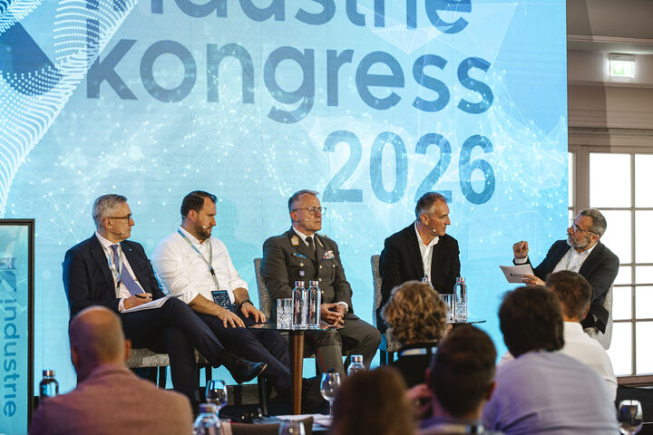Brigadier Stefan Lampl, Jasmin Zehic, Peter Koren und Robert Ottel diskutierten beim Industriekongress 2026 über Europas Sicherheit, industrielle Resilienz und die Rolle österreichischer Unternehmen im Defence-Bereich.