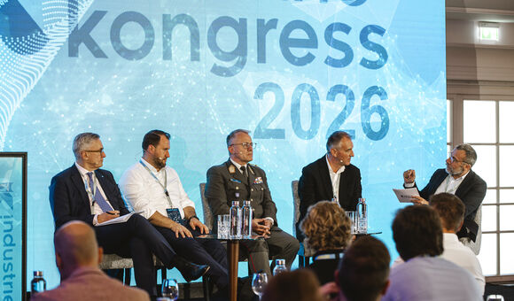 Brigadier Stefan Lampl, Jasmin Zehic, Peter Koren und Robert Ottel diskutierten beim Industriekongress 2026 über Europas Sicherheit, industrielle Resilienz und die Rolle österreichischer Unternehmen im Defence-Bereich.