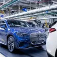 Produktion des Mercedes GLC im Werk Bremen: Ein Fahrzeug steht auf der Montagelinie, während Mitarbeitende am Elektro-SUV arbeiten.
