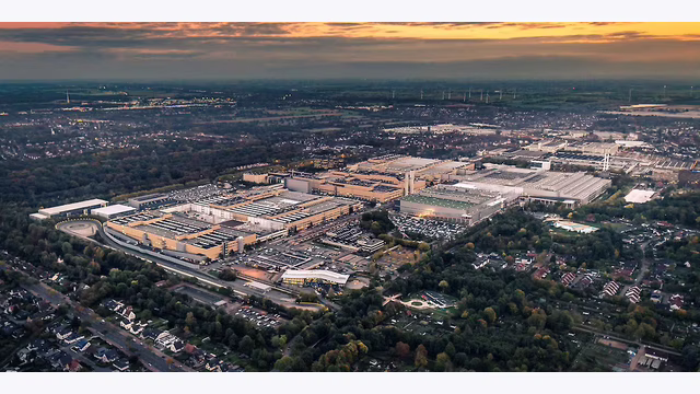 Mercedes-Werk Bremen mit Produktion des GLC: Fahrzeuge laufen auf einer Montagelinie durch die Fertigung.