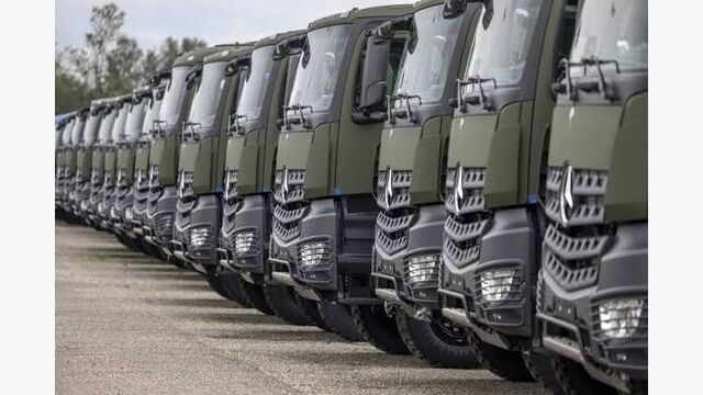 Militärfahrzeuge in Reihe gestellt