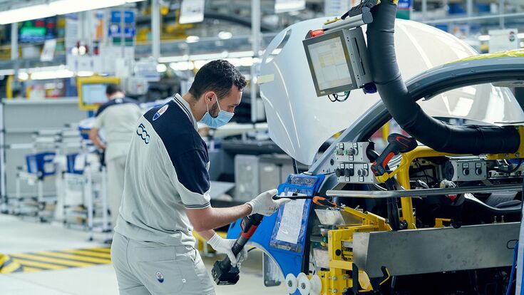 Ein Arbeiter im Stellantis-Werk Mirafiori bei der Produktion des Fiat 500e