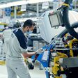 Ein Arbeiter im Stellantis-Werk Mirafiori bei der Produktion des Fiat 500e