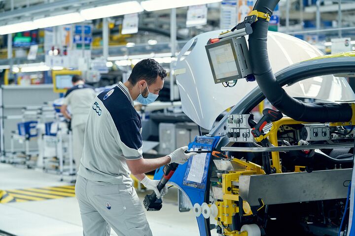Ein Arbeiter im Stellantis-Werk Mirafiori bei der Produktion des Fiat 500e