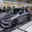 Produktion im Mercedes-Benz-Werk Kecskemét in Ungarn mit Fahrzeugfertigung in einer modernen Montagehalle.
