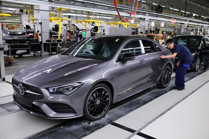 Produktion im Mercedes-Benz-Werk Kecskemét in Ungarn mit Fahrzeugfertigung in einer modernen Montagehalle.