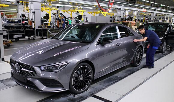 Produktion im Mercedes-Benz-Werk Kecskemét in Ungarn mit Fahrzeugfertigung in einer modernen Montagehalle.
