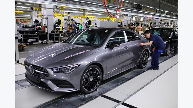 Produktion im Mercedes-Benz-Werk Kecskemét in Ungarn mit Fahrzeugfertigung in einer modernen Montagehalle.