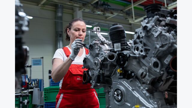 Arbeiterin in der Audi-Produktion im ungarischen Werk Győr