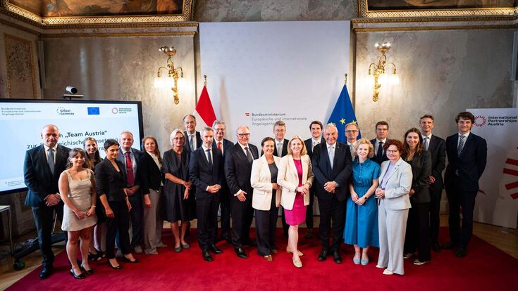 Außenministerin Beate Meinl-Reisinger präsentierte am 14. Juli 2026 gemeinsam mit EU-Kommissar Jozef Síkela, Bundesministerin Eva-Maria Holzleitner, Staatssekretärin Elisabeth Zehetner und weiteren Beteiligten das „Team Austria“ im österreichischen Außenministerium.
