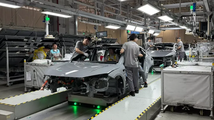 Elektroautos von Nio werden in einer modernen Produktionshalle gefertigt.
