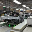 Elektroautos von Nio werden in einer modernen Produktionshalle gefertigt.