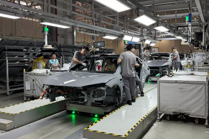 Elektroautos von Nio werden in einer modernen Produktionshalle gefertigt.