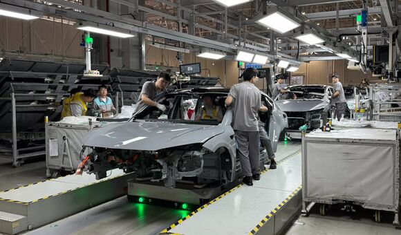 Elektroautos von Nio werden in einer modernen Produktionshalle gefertigt.