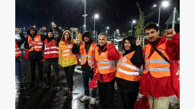 Die IG Metall fordert bei Tesla in Grünheide einen Tarifvertrag und kritisiert Arbeitsbelastung, Produktionsdruck und verdichtete Taktzeiten. Tesla setzt am Standort dagegen auf ein eigenes Arbeitsmodell.