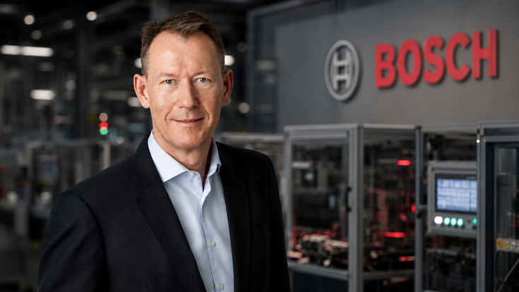 Bosch-Manager vor Produktion und Bosch-Logo: Der Konzern steht vor Umbau, Stellenabbau und hohen Investitionen