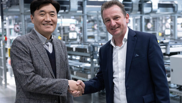 Kim Deok Hyun, CEO Doosan Logistics Solutions, und Heimo Robosch Executive Vice President