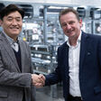 Kim Deok Hyun, CEO Doosan Logistics Solutions, und Heimo Robosch Executive Vice President