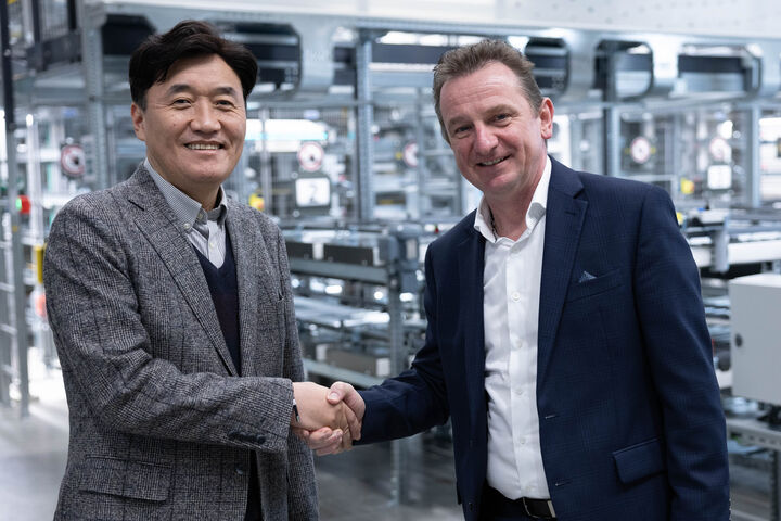 Kim Deok Hyun, CEO Doosan Logistics Solutions, und Heimo Robosch Executive Vice President