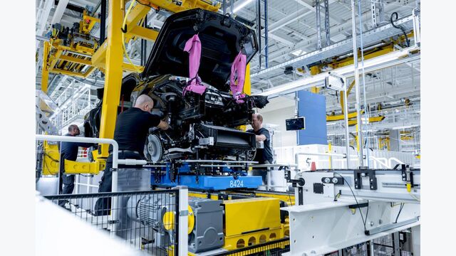 Mitarbeitende und Anlagen in der Fahrzeugproduktion des Mercedes-Benz-Werks Kecskemét in Ungarn.