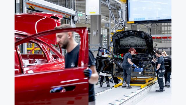 Fahrzeugproduktion im Mercedes-Benz-Werk Kecskemét mit modernen Fertigungsanlagen.