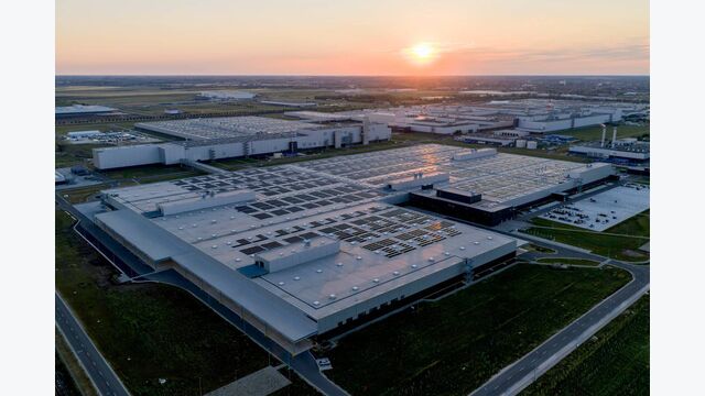 Luftaufnahme des erweiterten Mercedes-Benz-Produktionsstandorts Kecskemét in Ungarn mit neuen Werkshallen.