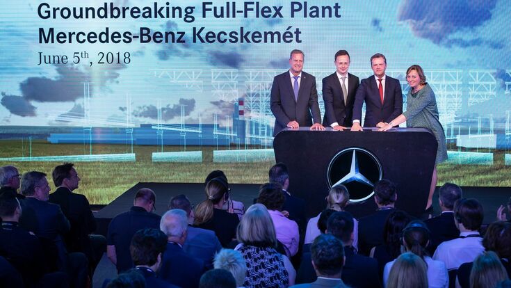 Mercedes-Benz eröffnet den erweiterten Produktionsstandort Kecskemét in Ungarn, der künftig elektrische Modelle wie die neue elektrische C-Klasse fertigen soll.
