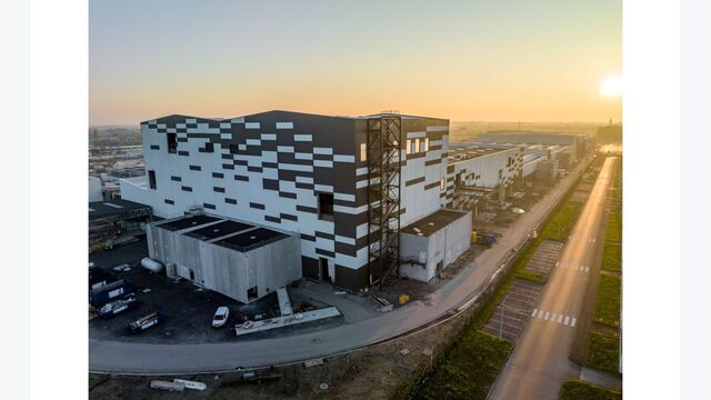 ACC-Gigafactory in Douvrin neben dem früheren Stellantis-Motorenwerk, Symbol für den Wandel von Verbrennungsmotoren zu Batteriezellen.
