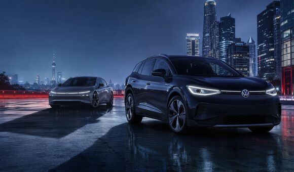 Xpeng und Volkswagen dicht hintereinander vor dunkler Stadtkulisse
