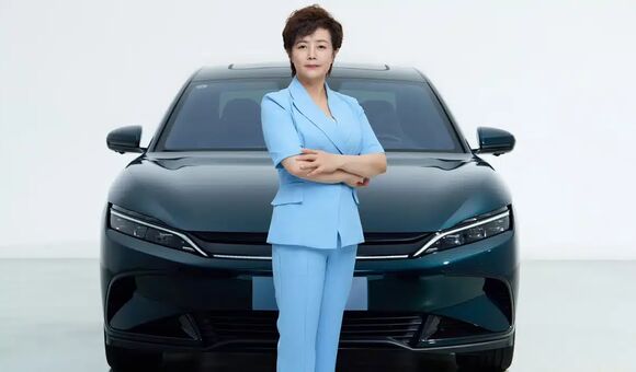 Stella Li vor einem dunkelblauen BYD