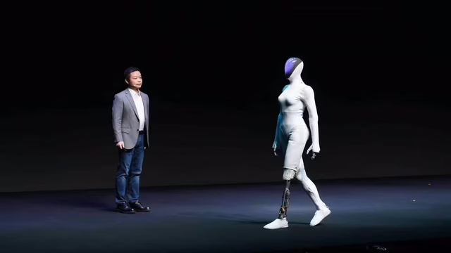 Xpeng XPeng-Chef He Xiaopeng mit dem humanoiden Roboter Iron