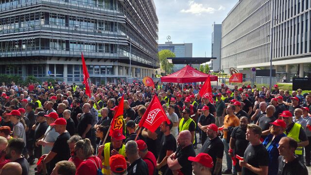Protest vor dem Mercedes Benz Werk in Stuttgart, Juli 2026