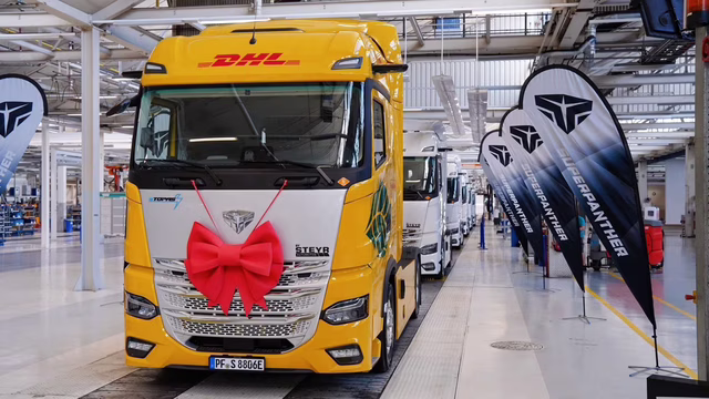 Super Panther e Topas 600 mit Schleife im Werk von Steyr Automotive
