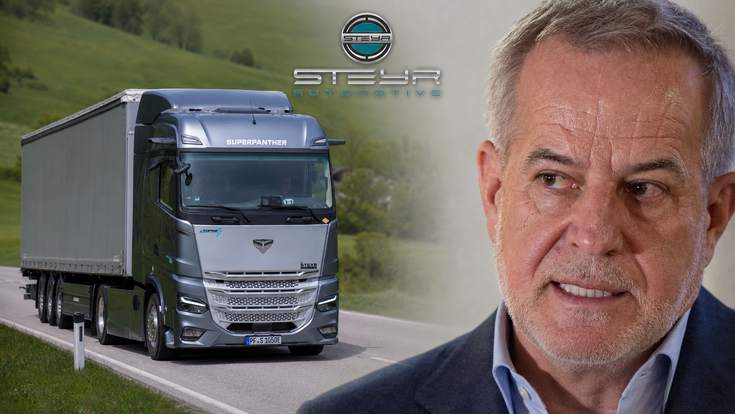 Steyr-Automotive-Aufsichtsratschef Siegfried Wolf neben dem batterieelektrischen Schwerlast-Lkw eTopas 600 im Werk Steyr.