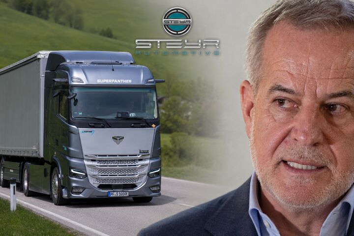 Steyr-Automotive-Aufsichtsratschef Siegfried Wolf neben dem batterieelektrischen Schwerlast-Lkw eTopas 600 im Werk Steyr.