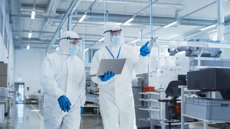 Zwei Mitarbeitende arbeiten in einem modernen Biotech-Labor.