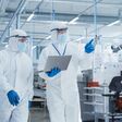 Zwei Mitarbeitende arbeiten in einem modernen Biotech-Labor.
