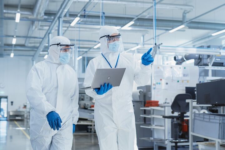 Zwei Mitarbeitende arbeiten in einem modernen Biotech-Labor.
