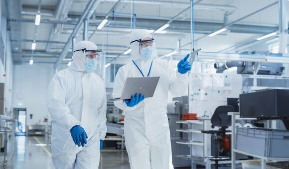 Zwei Mitarbeitende arbeiten in einem modernen Biotech-Labor.