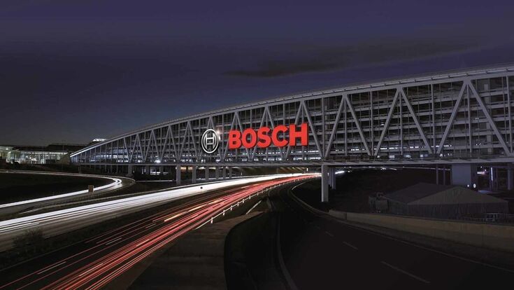 Bosch-Gebäude bei Stuttgart mit Autobahn im Vordergrund: Hensoldt plant dort ein neues Softwarezentrum für Verteidigungssoftware.
