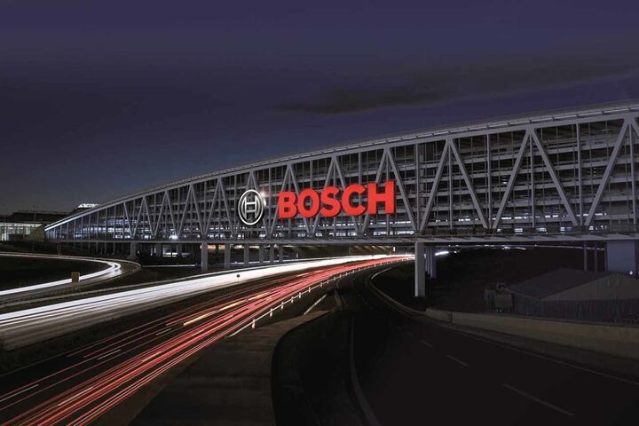Bosch-Gebäude bei Stuttgart mit Autobahn im Vordergrund: Hensoldt plant dort ein neues Softwarezentrum für Verteidigungssoftware.