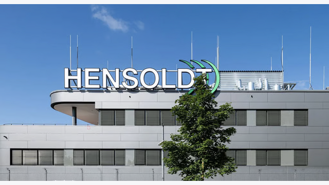Gebäude mit Hensoldt Schriftzug am Dach