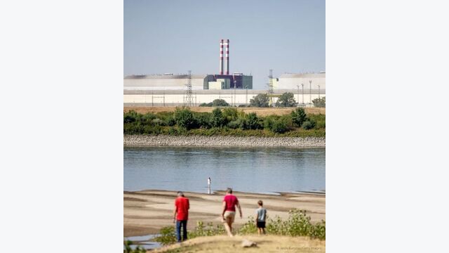 Blick auf das Atomkraftwerk in Paks Ungarn mit der Donau davor